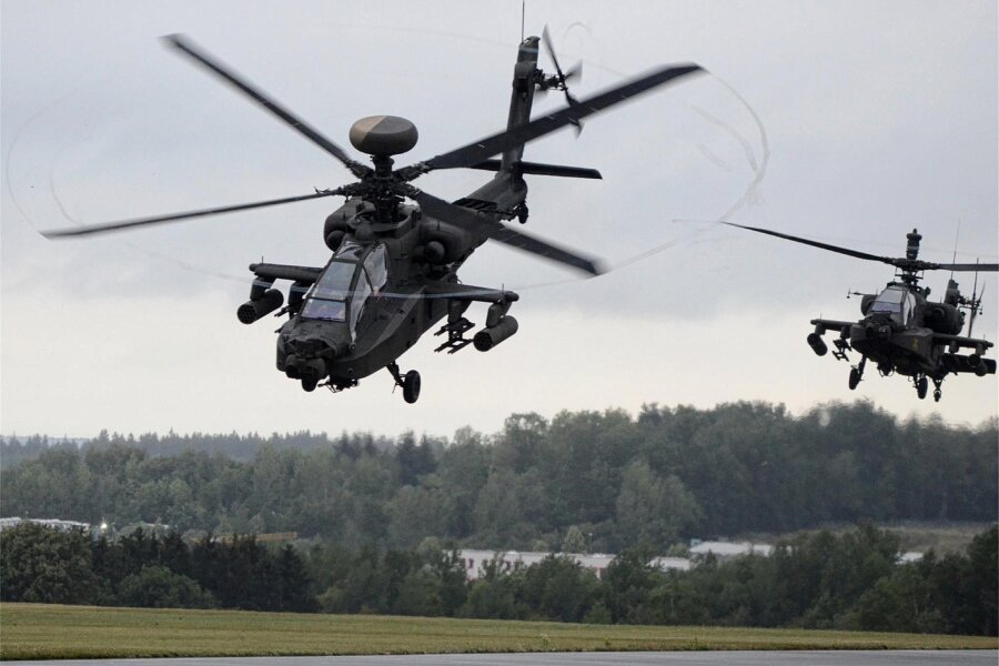 Kampfhubschrauber donnern übers Erzgebirge - Kampfhubschrauber der US-Streitkräfte vom Typ Boeing AH-64 Apache flogen am Montag übers Erzgebirge.