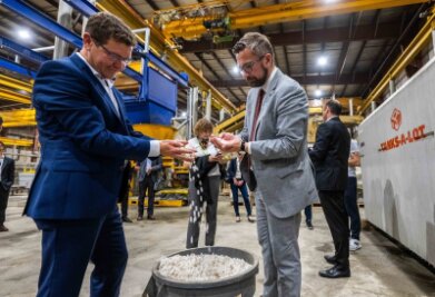 Kanadier bauen auf Kläranlagentechnik aus Mittelsachsen - Unternehmer Lars Bergmann (l.) aus Göhren hat beim kanadischen Unternehmen Tanks-A-Lot in der Region Edmonton einen Vertrag zum Kläranlagenbau unterzeichnet. Zu Besuch bei der Firma in Westkanada war zugleich Sachsens Wirtschaftsminister Martin Dulig (r.). 