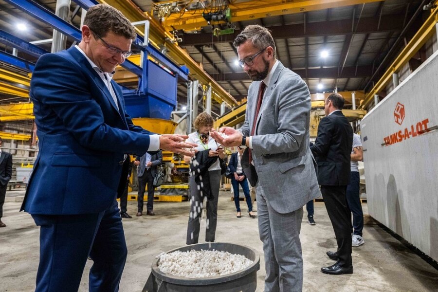 Unternehmer Lars Bergmann (l.) aus Göhren hat beim kanadischen Unternehmen Tanks-A-Lot in der Region Edmonton einen Vertrag zum Kläranlagenbau unterzeichnet. Zu Besuch bei der Firma in Westkanada war zugleich Sachsens Wirtschaftsminister Martin Dulig (r.). 
