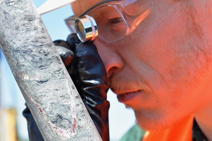 Kanadier bohren bei Freiberg nach Silber - Jörg Neßler untersucht einen Bohrkern. Die rötliche Färbung im Glimmerschiefer ist Hämatit (Eisenoxid).