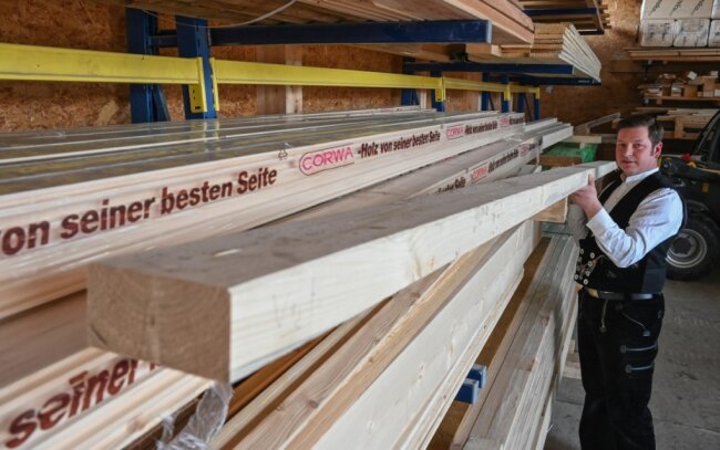 Zimmerermeister und Innungsobermeister Steffen Beckmann im Holzlager seiner Firma. Wie er sagt, müssen sich Firmen des Bau- und Ausbaugewerbes derzeit bei der Materialbeschaffung mit Wartezeiten bis zu mehreren Monaten herumschlagen. 