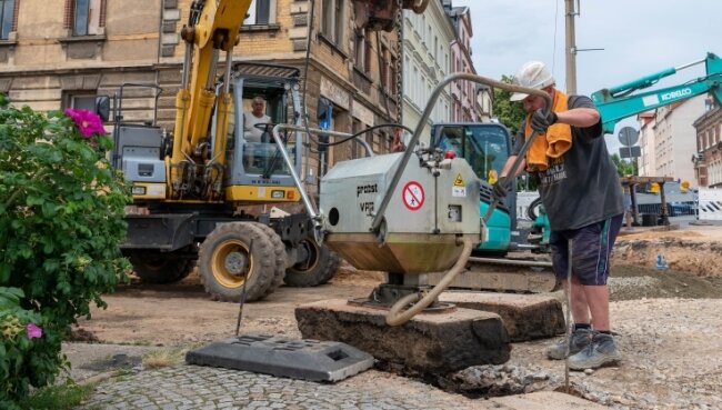 Kanal in Peniger Wiesenstraße wird erneuert - Arbeiter erneuern in der Wiesenstraße, Ecke Bahnhofstraße zurzeit einen Kanal. Stadt und ZWA investieren in dem Bereich inklusive des Straßenbaus annähernd 190.000 Euro. 