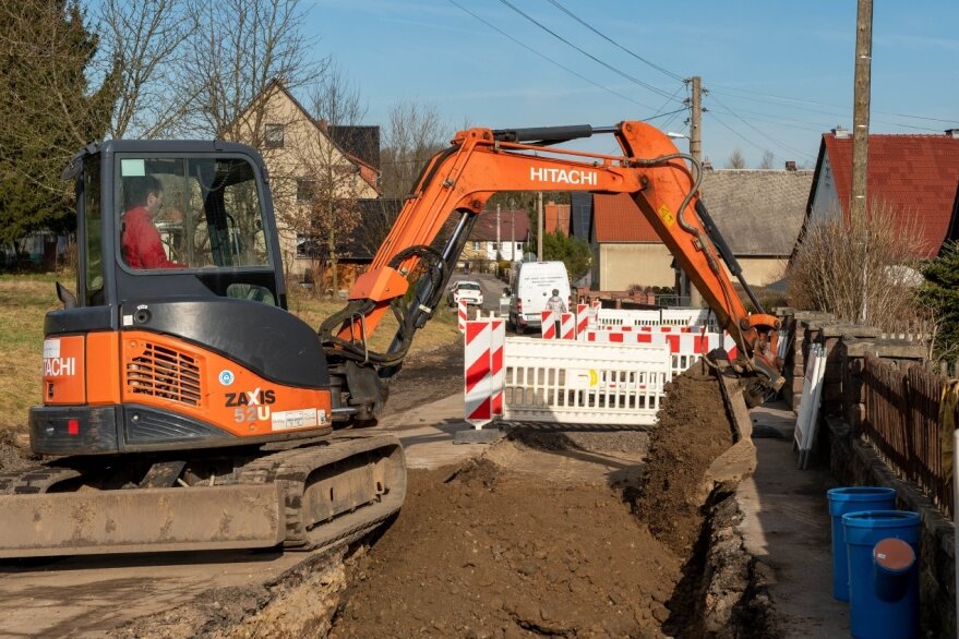Kanalbau in Thierbach -  Mitarbeiter der Firma Delling Bau Claußnitz führen Bauarbeiten in der Peniger Straße in Thierbach aus