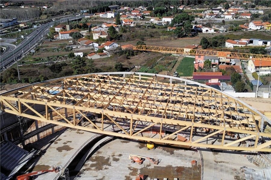 Kandidat für den Unternehmerpreis: Holzbaufirma Hennemann mit einem Rezept gegen Materialmangel - Vorzeigeobjekt: Montage der Dachkonstruktion für die Radrennbahn bei Porto in Portugal.