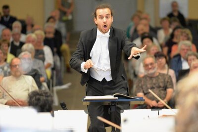 Kandidat um GMD-Stelle in Freiberg: Der junge Wilde mit dem Mozartzopf - GMD-Kandidat Martin Spahr beim Konzert in Freiberg.