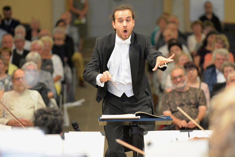 Kandidat um GMD-Stelle in Freiberg: Der junge Wilde mit dem Mozartzopf - GMD-Kandidat Martin Spahr beim Konzert in Freiberg.