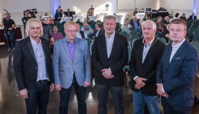 Kandidaten treffen aufeinander - Von links: Jörg Klaffenbach (parteilos), Tino Kluge (parteilos), Guido Kolberg (CDU), Michael Rudolph (parteilos) oder Kristian Hahn (parteilos)