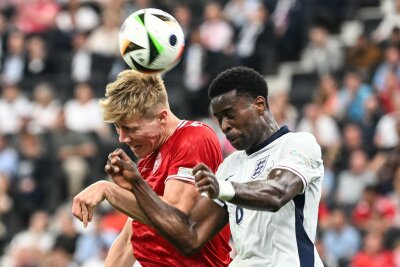 Kane trifft und patzt: England nur 1:1 gegen Dänemark - Dänemarks Rasmus Höjlund (l) und Englands Marc Guehi liefern sich ein Kopfballduell.