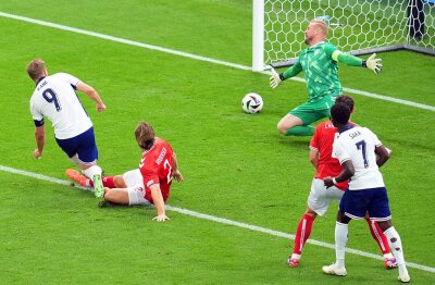Kane trifft und patzt: England nur 1:1 gegen Dänemark - Englands Harry Kane (l) überwindet Dänemarks Torhüter Kasper Schmeichel (hinten).
