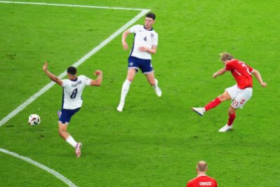 Kane trifft und patzt: England nur 1:1 gegen Dänemark - Dänemarks Morten Hjulmand (r) erzielt den Treffer zum 1:1.