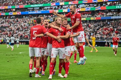 Kane trifft und patzt: England nur 1:1 gegen Dänemark - Anschließend lässt sich Morten Hjulmand (M) von seinen Mitspielern feiern.