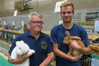 Kaninchenschau in Bad Schlema: Alte Hasen freuen sich über junge Züchter - Ulrich Dietel (links mit einem Weißen Neuseeländer) hat Vincent Vogel (mit einem Burgunder) für seinen Rassekaninchenzuchtverein Schneeberg/Neustädtel gewinnen können. 