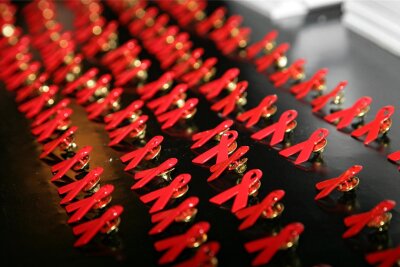 Kann AIDS bis 2030 besiegt werden? - Rote Schleife als Zeichen der Solidarität - am 1. Dezember ist Welt-AIDS-Tag.