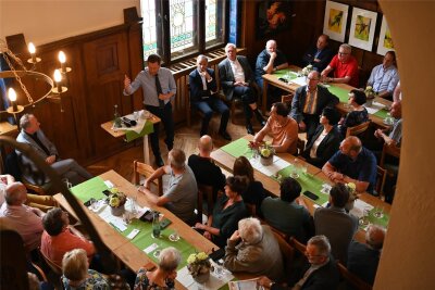 Kann das Gigawatt-Projekt das Freibad Geringswalde retten? - Die Diskussionsrunde beim Unternehmertreff im „Ratskeller" hatte der sächsische Ministerpräsident Michael Kretschmer eröffnet.