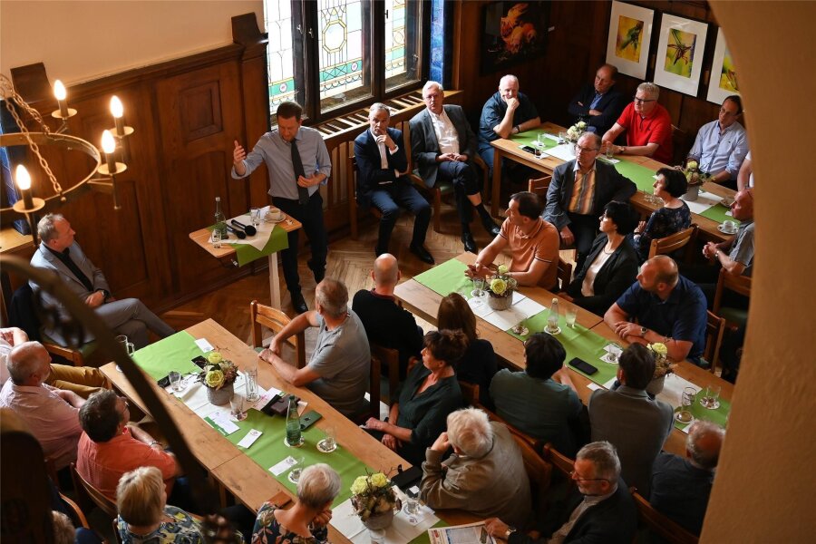 Kann das Gigawatt-Projekt das Freibad Geringswalde retten? - Die Diskussionsrunde beim Unternehmertreff im „Ratskeller" hatte der sächsische Ministerpräsident Michael Kretschmer eröffnet.