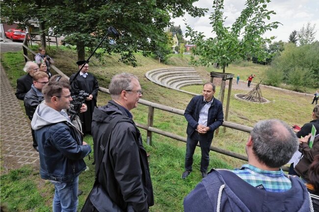 Kann Rödlitz das schönste Dorf in ganz Sachsen werden? - Auf dem Gelände des 2013 durch die Flut zerstörten Sportplatzes ist ein Amphitheater entstanden. In der Bildmitte Ortsvorsteher Lutz Weißpflug bei seinem Vortrag vor der Kommission. 
