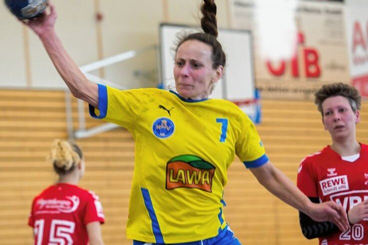 Kantersieg im letzten Heimspiel - Kristin Tippmann-Wendrock vom HSV Marienberg dirigierte nicht nur das Spiel, sondern erzielte gegen das Schlusslicht vom SC Hoyerswerda auch fünf Treffer. 