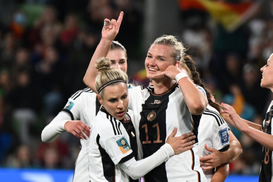 Kantersieg zum WM-Auftakt: DFB-Frauen schenken Marokko ein halbes Dutzend ein - Deutschlands Alexandra Popp (Mitte) feiert mit ihren Spielerkolleginnen das 2:0.