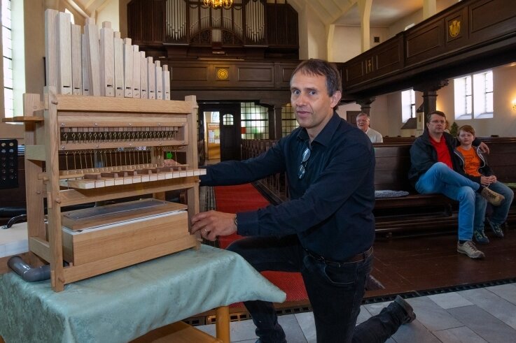 Kantor erklärt Orgel-Technik - Kantor Guido Schmiedel erklärte in der Glauchauer Lutherkirche an Hand eines Modells die Funktionsweise der Jehmlich-Orgel.