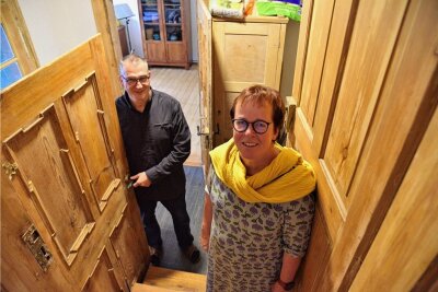 Kantoren-Ehepaar gewährt Einblick in historisches Pfarrhaus in Taltitz - Dorothea und Matthias Sandner wohnen im alten Pfarrhaus in Taltitz zwischen historischen Mauern und Türen.