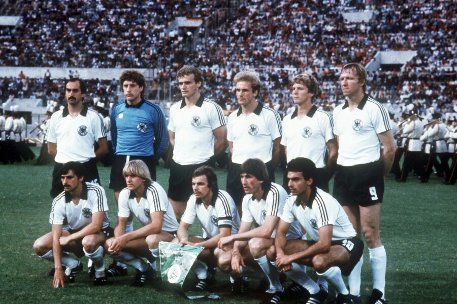 Kanzler, schwerer Pokal: Als Deutschland Europameister war - Die deutsche Fußball-Nationalmannnschaft gewann 1980 das EM-Endspiel gegen Belgien mit 2:1.