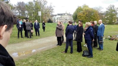 Kanzlerin besucht Zwickauer Gedenkstätte für NSU-Mordopfer - Bundeskanzlerin Angela Merkel am Zwickauer Gedenkort für die zehn NSU-Mordopfer
