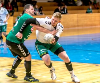 Kapitän bringt HSG auf Kurs - Durchgesetzt: Wie im Vorjahr haben die Handballer der HSG um Ondrej Simunek (r.) zum Saisonauftakt in Wittenberg gewonnen. Der 29-jährige Tscheche war dabei eine Stütze der starken Freiberger Abwehr. 