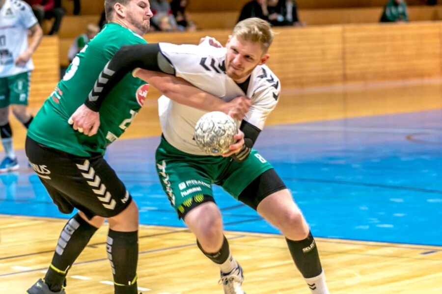 Kapitän bringt HSG auf Kurs - Durchgesetzt: Wie im Vorjahr haben die Handballer der HSG um Ondrej Simunek (r.) zum Saisonauftakt in Wittenberg gewonnen. Der 29-jährige Tscheche war dabei eine Stütze der starken Freiberger Abwehr. 
