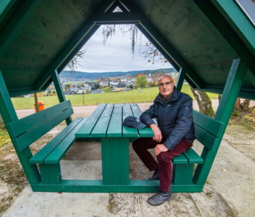 René Hennig ist selbst fast 50 Jahre zur See gefahren und war als Kapitän weltweit unterwegs. In Albernau (im Hintergrund) war er bis voriges Jahr zu Hause. Jetzt lebt er wieder in seiner alten Heimat Meiningen. Vor seinem Weggang hatte er die Idee für eine Sitzgruppe an der Seemannsruh, für die er 1000 Euro spendete. 