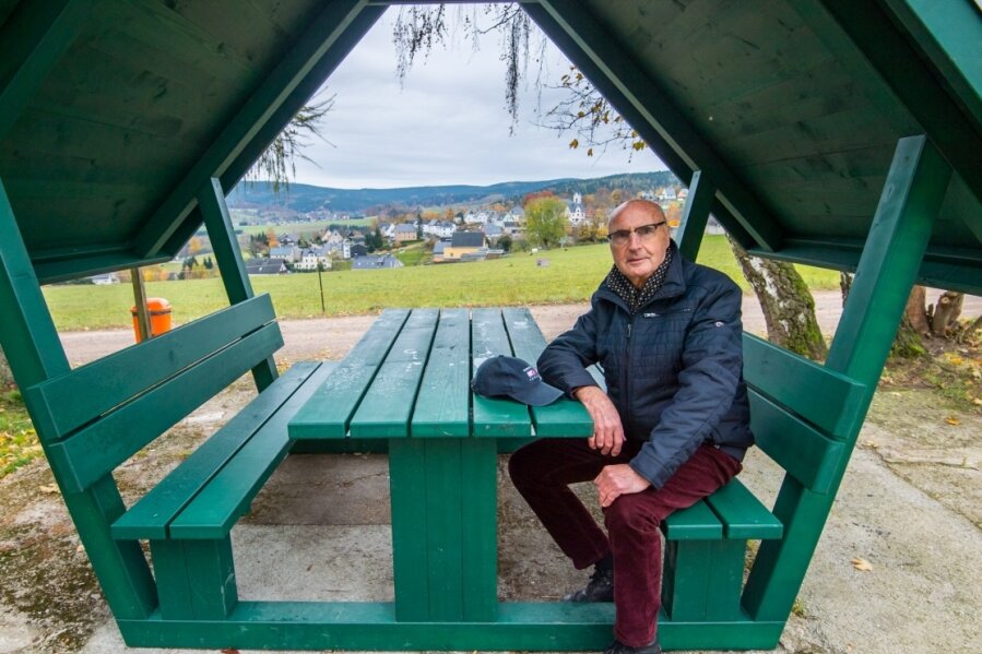 René Hennig ist selbst fast 50 Jahre zur See gefahren und war als Kapitän weltweit unterwegs. In Albernau (im Hintergrund) war er bis voriges Jahr zu Hause. Jetzt lebt er wieder in seiner alten Heimat Meiningen. Vor seinem Weggang hatte er die Idee für eine Sitzgruppe an der Seemannsruh, für die er 1000 Euro spendete. 