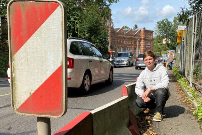 Diego Eilenberger aus Mittweida wurde Ende Februar 2006 geboren. Er ist heute 16 Jahre alt - genauso alt wie der provisorische Fußweg auf der Burgstädter Straße.