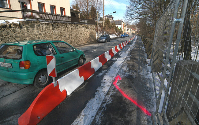 Im März 2006 rutschte der Hang zum Bach in Mittweida ab. Damit kein Unglück passiert, wurde der Fußweg entlang der Burgstädter Straße gesperrt. Betonbarrieren wurden aufgebaut.
