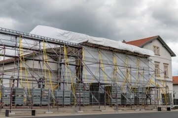 Kaputtes Bahnhofsdach fordert Geduld - Seit Ende November ist der Erlauer Generationenbahnhof wegen eines Schadens am Flachdach eingerüstet. 