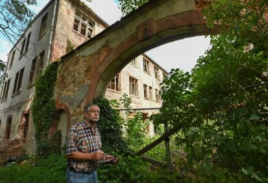 "Kaputtes Dach für Passanten gefährlich" - Bauamtschef Hannes Langen steht vor dem Torbogen des Gutes, der unter Denkmalschutz steht. 