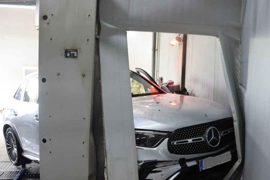 Karambolage in Waschanlage - Mitarbeiter schwer verletzt - Ein demoliertes Auto in Bünde nach einem Auffahrunfall beim Einfahren in eine Waschanlage.