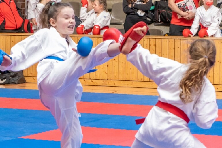 Karate-Kids mit starkem Auftritt - Mathilde Carolin Schott (l.) von Bushido Stollberg preschte bei ihrem Debüt bis ins Kata-Finale vor. 