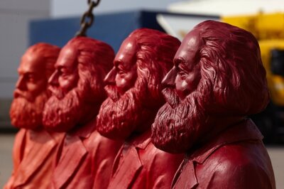Karl-Marx-Figuren für Kunst-Installationen in Trier vorgestellt - 