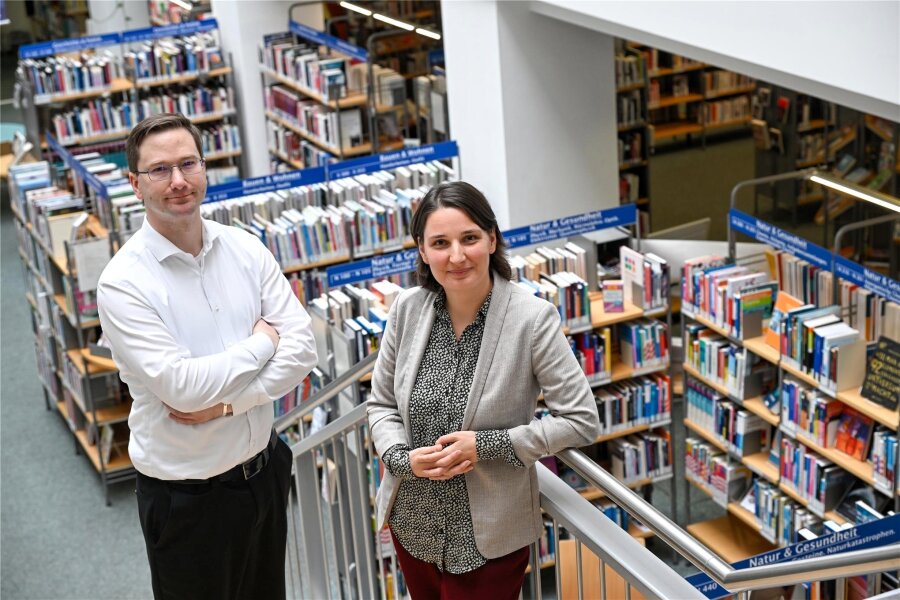 Karl Marx oder Chamäleon: Wie soll die neue Fahrbibliothek in Chemnitz aussehen? - Corinna Meinel, Leiterin der Stadtbibliothek Chemnitz, und Bibliothekar Artur Kratz.