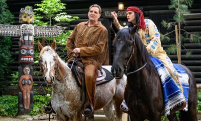 Karl-May-Festtage 2024 im Zeichen der Menschlichkeit - Sascha Gluth (l) als Shatterhand und Michael Berndt-Cananá als Winnetou reiten auf Pferden.