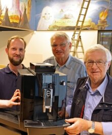 Karl-May-Haus: Förderverein spendiert Kaffeeautomat - Erich Homilius (Mitte) und Wolfgang Hallmann vom Verein Silberbüchse übergeben an Mitarbeiter des Hauses Marian Bertz (li.) eine neue Kaffeemaschine . 