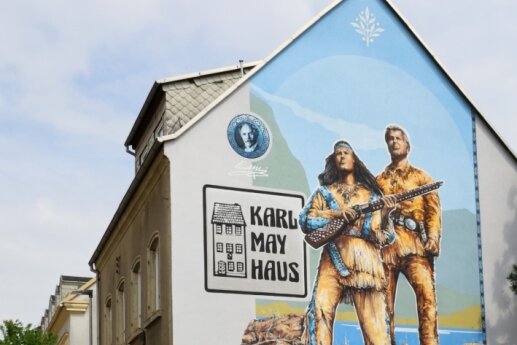 Die bekannten Helden von Karl May, die rund sieben Meter groß sind, hat der Gestalter Tino Beck aus Grüna auf die Fassade gebracht. 