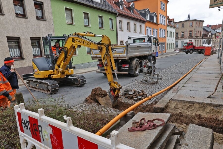 Karl-May-Straße zum dritten Mal innerhalb von drei Jahren gesperrt - Baggerarbeiten zur Erneuerung eines Hausanschlusses auf der Karl-May-Straße zwischen Pestalozzistraße und Einmündung Oststraße. Dort wird eine 50 Jahre alte Gasleitung ausgewechselt. 
