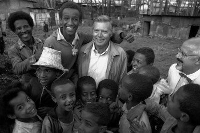 Karlheinz Böhm: Vom Schauspieler zum Nothelfer - Schauspieler Karlheinz Böhm (Mitte) und der damalige deutsche Bundesminister für wirtschaftliche Zusammenarbeit, Hans Klein (rechts), 1988 mit Einwohnern von Addis Abeba in Äthiopien.