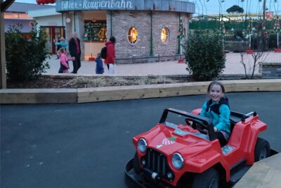 Karls Erdbeerhof in Döbeln: Wie eine Familie den Freizeitpark erlebt - Für die Go-Kartbahn braucht man Erlebnistaler. Die Station hatte Hannah am Abend angesteuert.