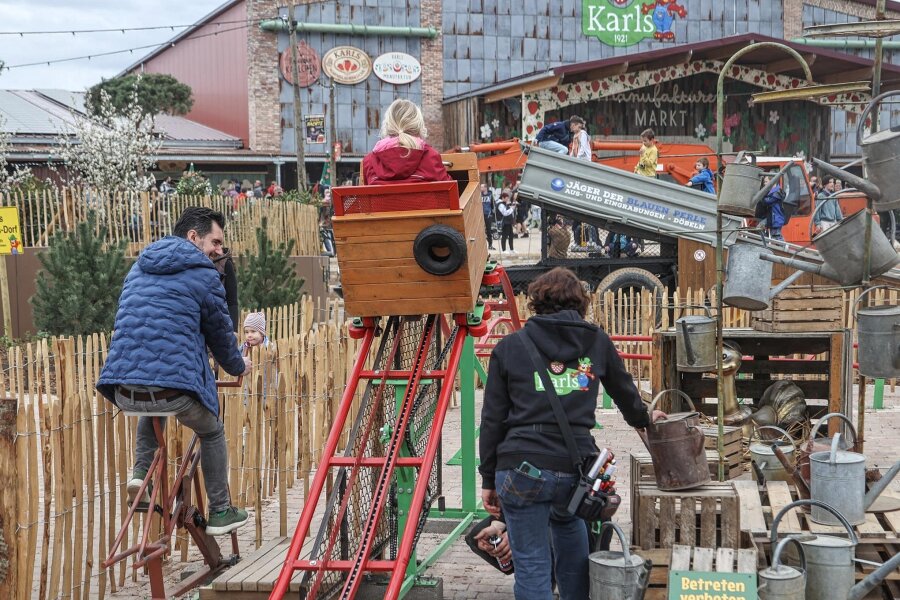 Karls Erlebnisdorf in Döbeln: Was bietet der Freizeitpark Kindern von 2 bis 4 Jahren? - Knollis-Mais-Express, eine Mini-Achterbahn in Karls Erlebnisdorf in Döbeln an der A 14, ist für Kinder ab reichlich 3 Jahren geeignet.