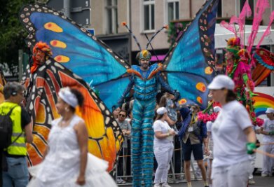 Karneval der Kulturen in Berlin - Der international geprägte Straßenumzug mit Musik- und Tanzgruppen zieht Tausende Besucher an.