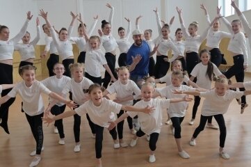 Bürger Lars Dietrich (Mitte) stattete der Tanzschule Karo Dancers jetzt einen Besuch ab. 