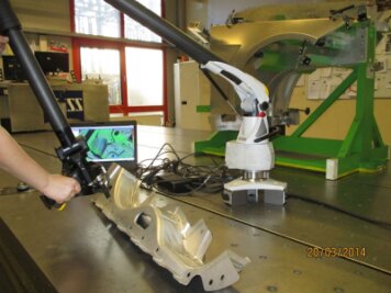 Karosseriehersteller ist auf Wachstumskurs - Bei Protomaster werden die Karosserieteile mit einer CNC-gesteuerten 3D-Koordinaten-Messmaschine und entsprechend neuester Technik mit einem portablen Scanner vermessen. 