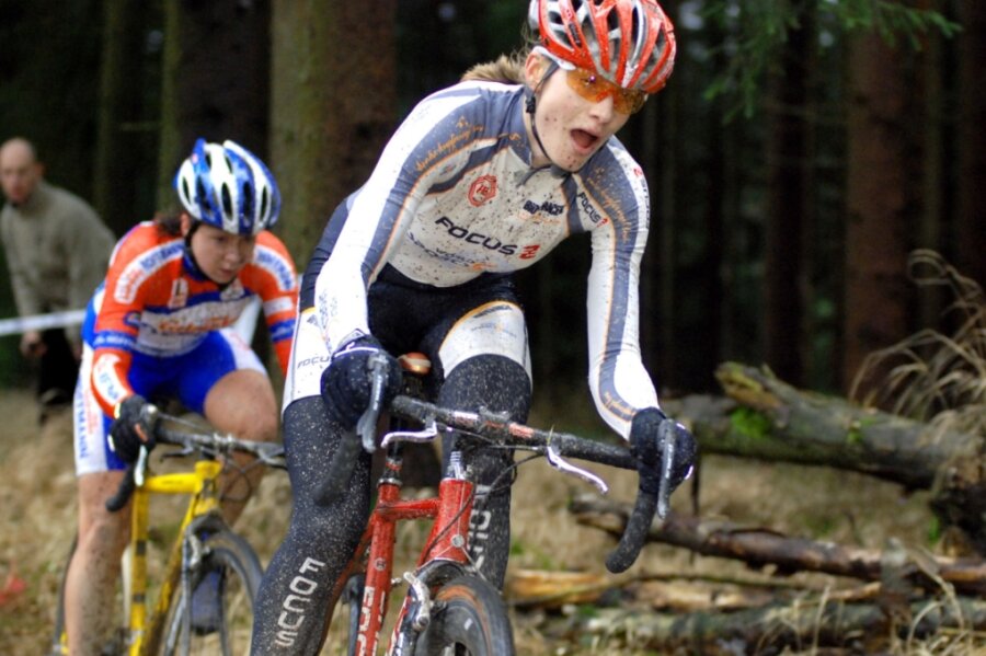 Karriere klingt mit einem WM-Titel aus - Querfeldeinrennen mit dem Rad wie im Foto 2007 bei den Deutschen Meisterschaften in Grünheide sind eine der vielen Disziplinen, in denen Claudia Seidel als aktive Sportlerin unterwegs war. Auch als Leichtathletin, beim Duathlon oder Triathlon, bei Mountainbike-Wettkämpfen oder bei Wettfahrten auf dem Rennrad lehrte die Plauener ihre Konkurrenz oft das Fürchten. 