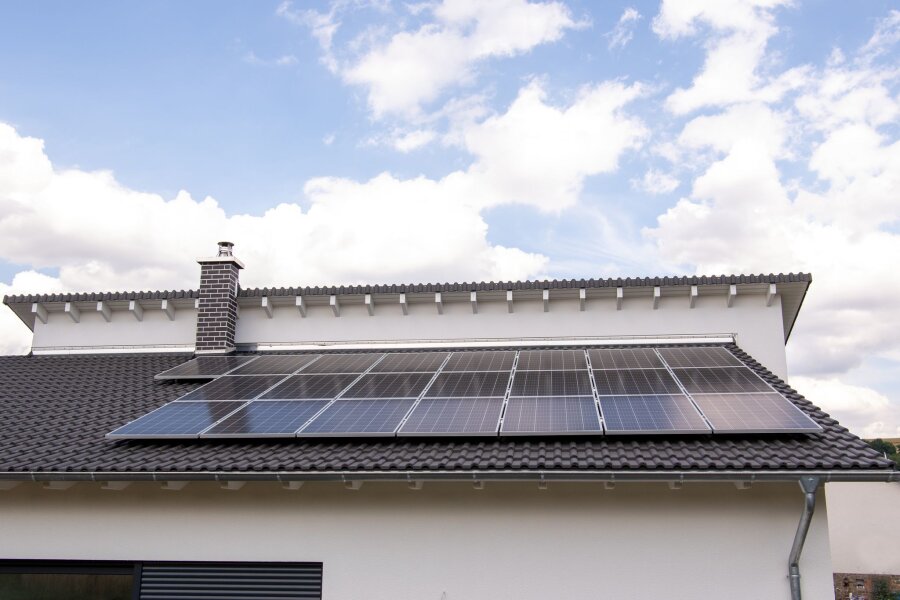 Karte zeigt an: Ist mein Dach ein Sonnenstromparadies? - Wie viel Ertrag würde so eine Photovoltaik-Anlage auf meinem Dach bringen? Der Solaratlas des DLR gibt da erste Informationen.